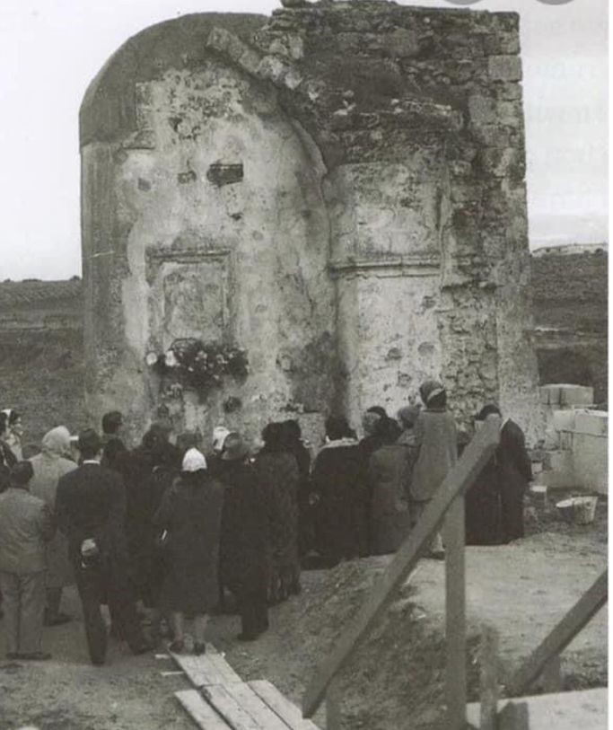 rudere Madonna di Jaddico e pellegrini in preghiera